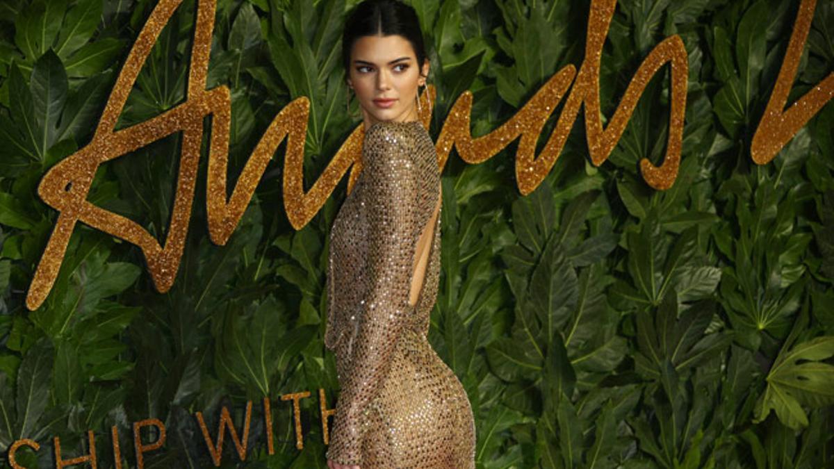 Kendall Jenner, una ninfa sofisticada y dorada en los British Fashion Awards