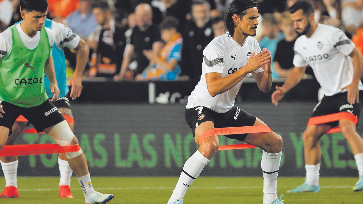 Cavani, realizando estiramientos antes de un partido en Mestalla