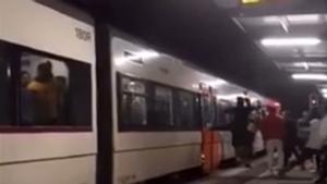 Varias asaltantes atacan un convoy de Rodalies en Pineda de Mar.