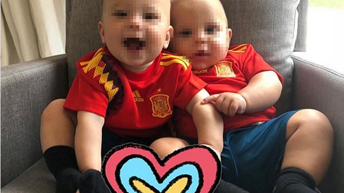 Los Mellizos de Enrique Iglesias y Anna Kournikova con la camiseta de España durante el mundial