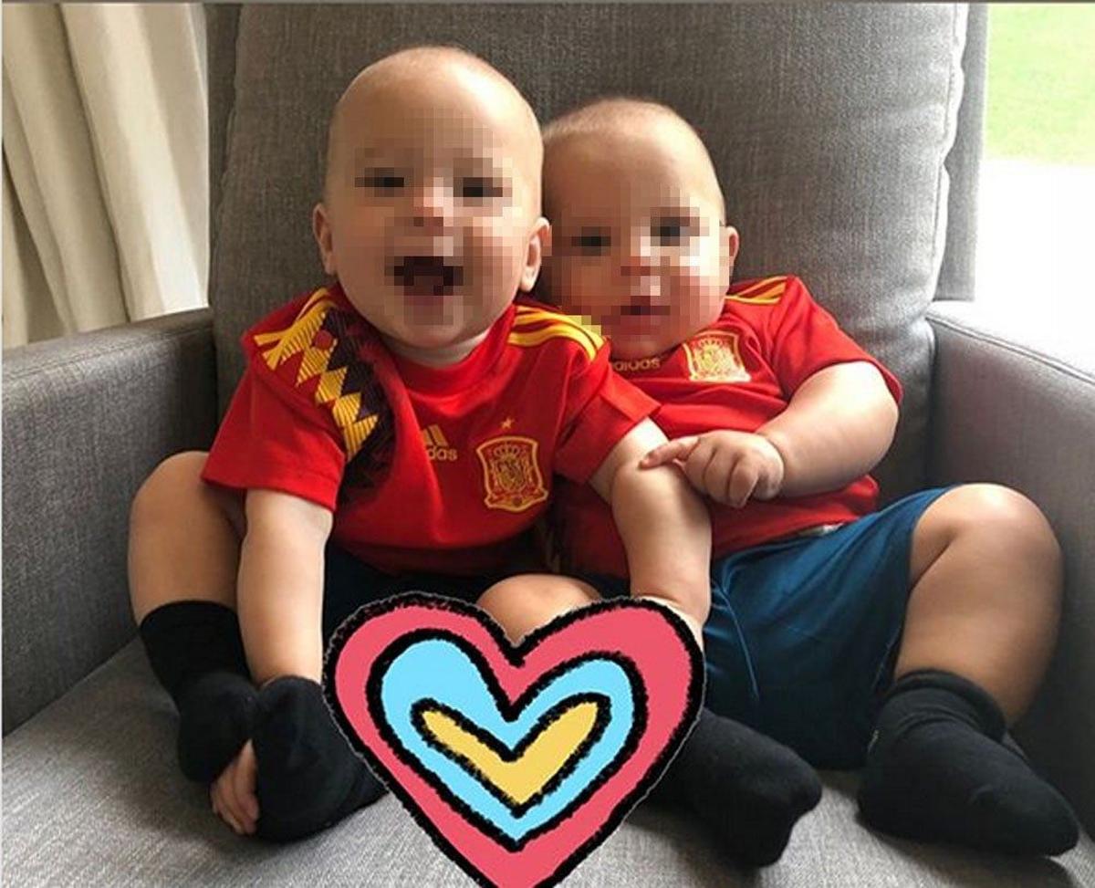 Los Mellizos de Enrique Iglesias y Anna Kournikova con la camiseta de España durante el mundial