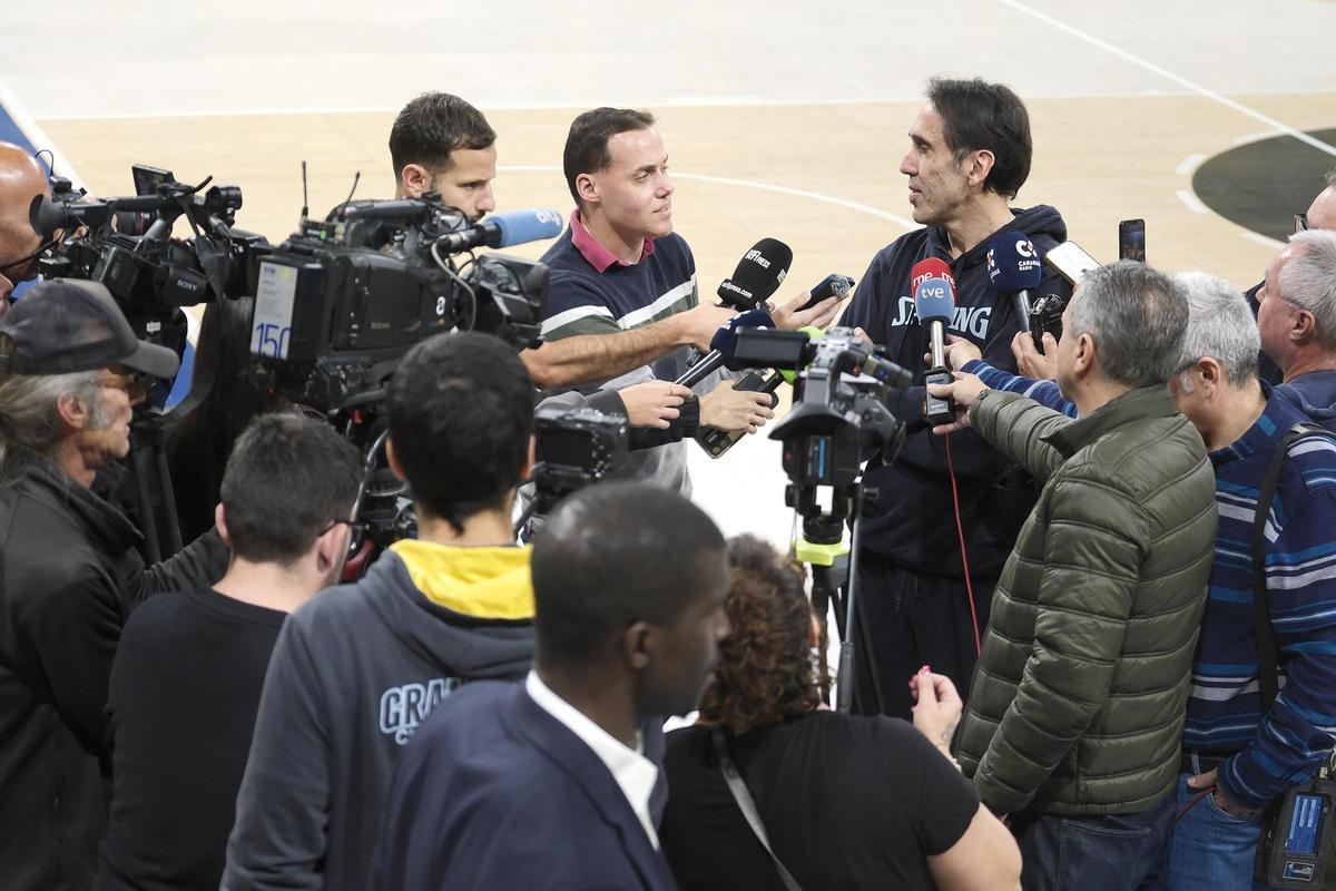 Willy Villar atiende a los medios de comunicación sobre la pista central del Arena.