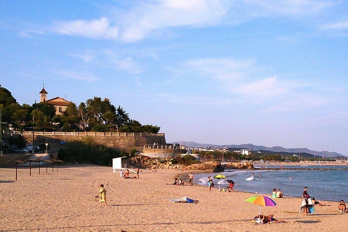 Mor un home de 40 anys que es banyava a la platja de Vilanova Mor un home de 40 anys que es banyava a la platja de Vilanova