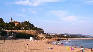 Mor un home de 40 anys que es banyava a la platja de Vilanova