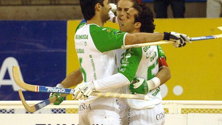 Jesús Gende, Reinaldo García y Martín Payero celebran uno de los goles del Liceo. / carlos pardellas