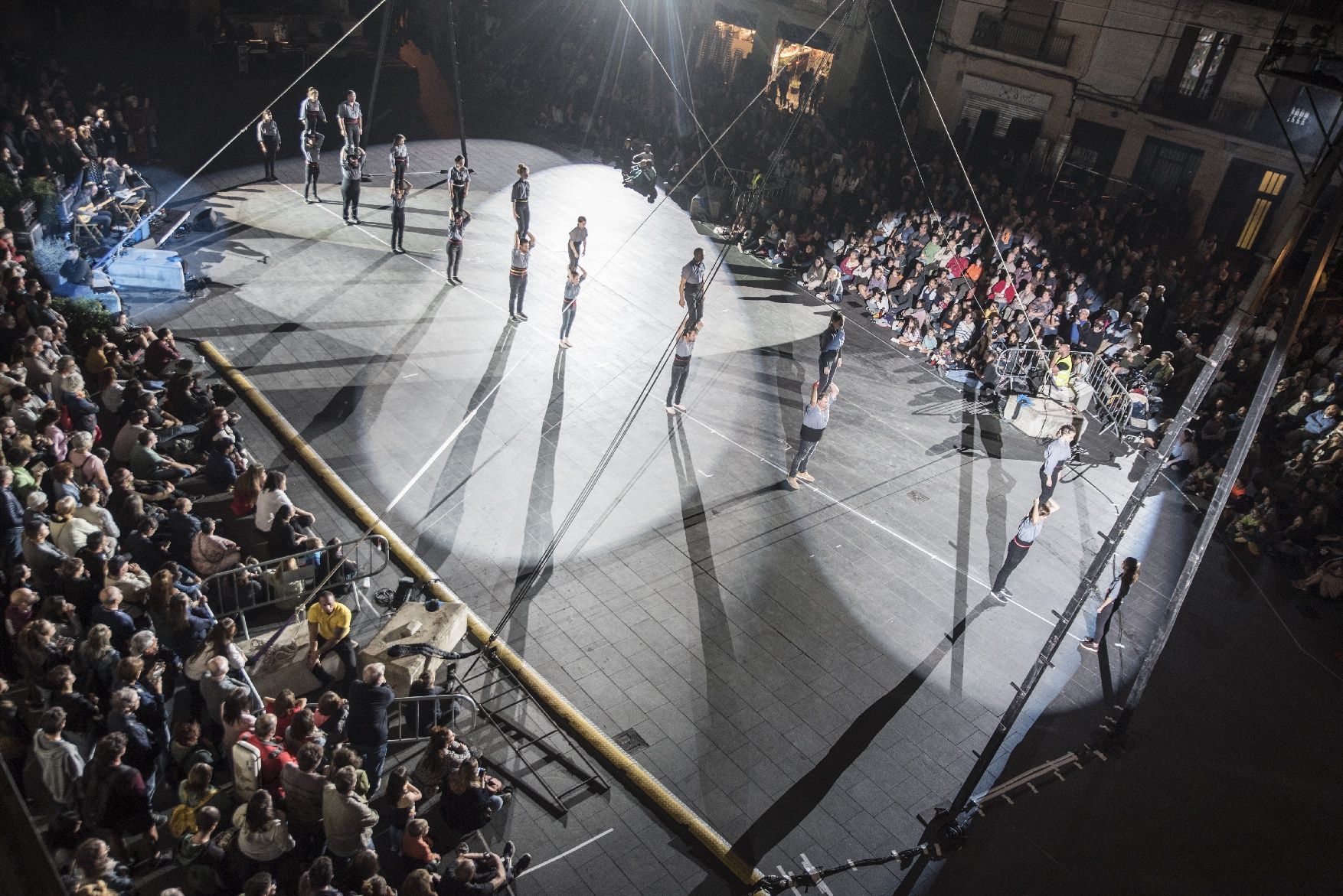 Expectació a plaça Major per veure l'espectacle inaugural de la Fira Mediterrània de Manresa