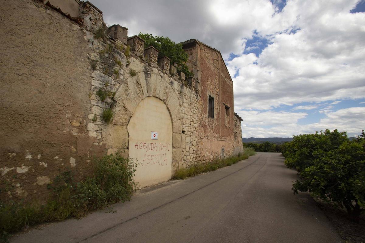 Arco almenado tapiado por el ayuntamiento para evitar la entrada de curiosos a un recinto en ruinas.