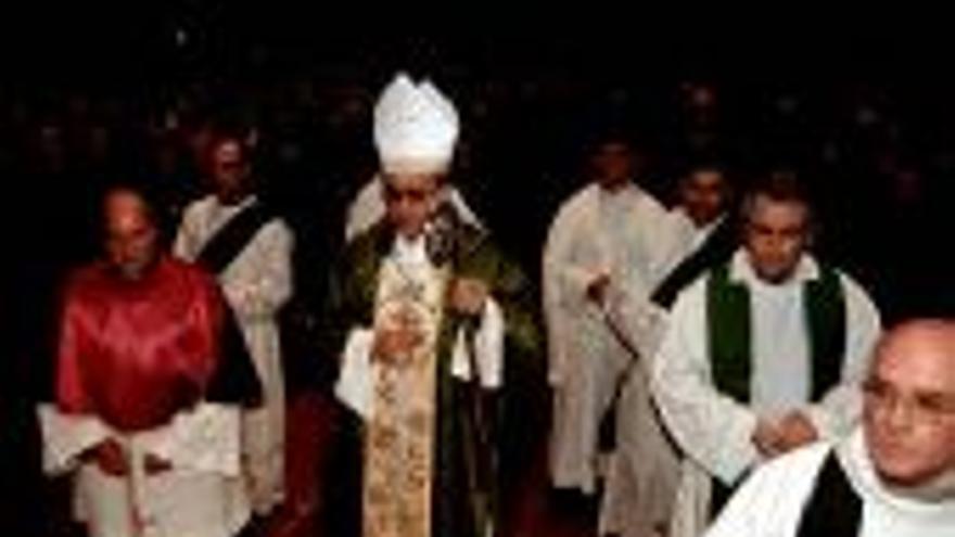 El obispo celebra su última misa local
