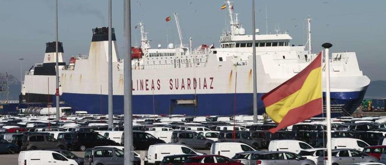 &quot;La Surprise&quot;, uno de los barcos de Suardiaz que cubre la línea Vigo-Nantes, atracado el pasado jueves en la terminal de Bouzas. // A. Irago