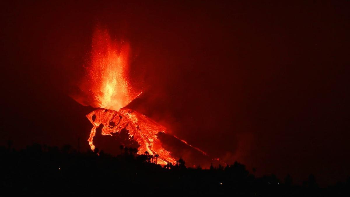 La lava brota del volcán de La Palma.