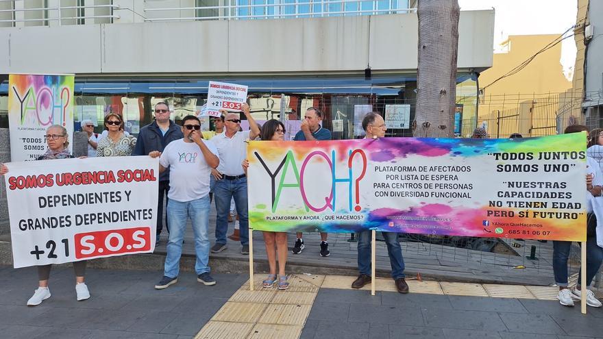 Vecinos de El Secadero y la plataforma &#039;Y ahora ¿qué hacemos?&#039; se movilizan en el Cabildo en protesta por servicios insuficientes