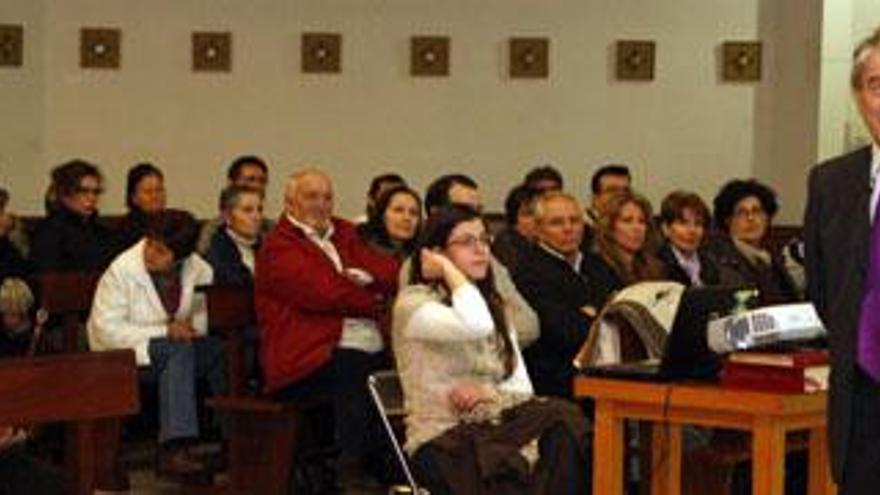 Ignacio Villar impartió una conferencia en la iglesia del Roser.