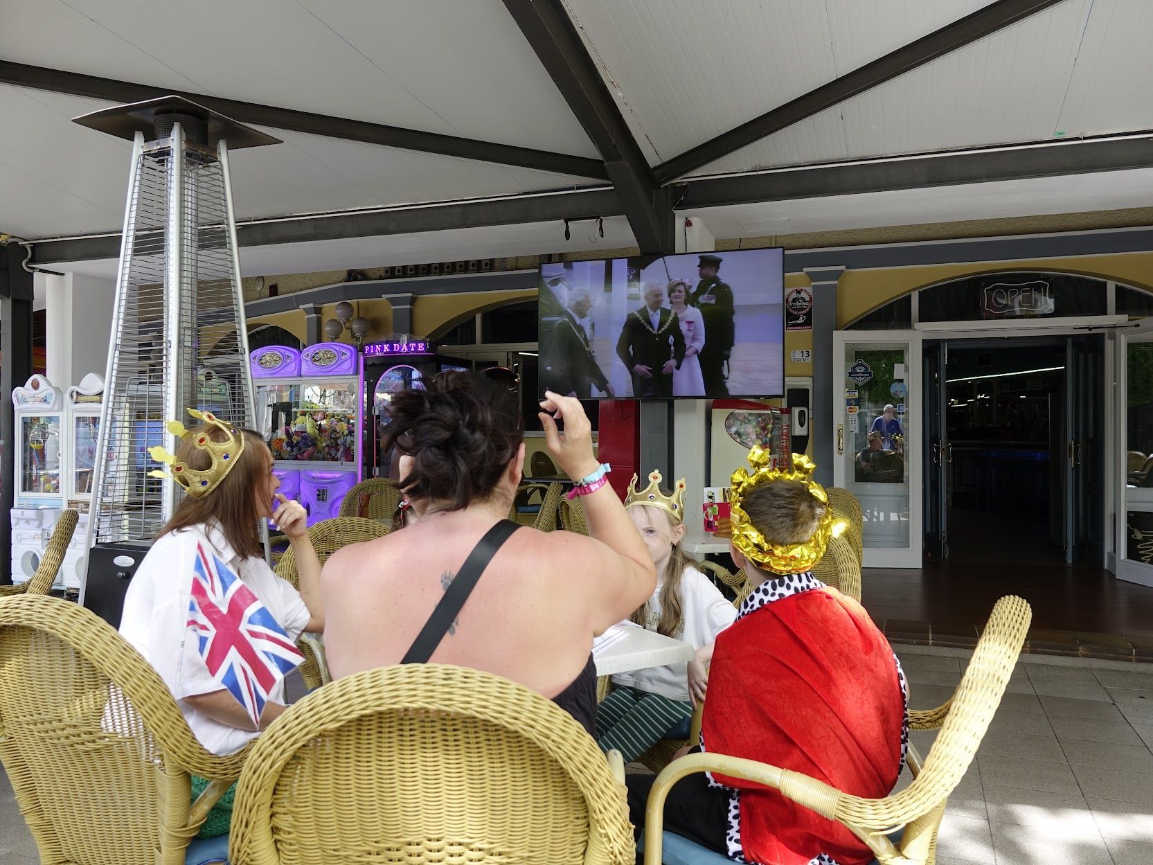 So ausgelassen hat die Briten-Hochburg Magaluf auf Mallorca bei der Krönungsfeier mitgefiebert