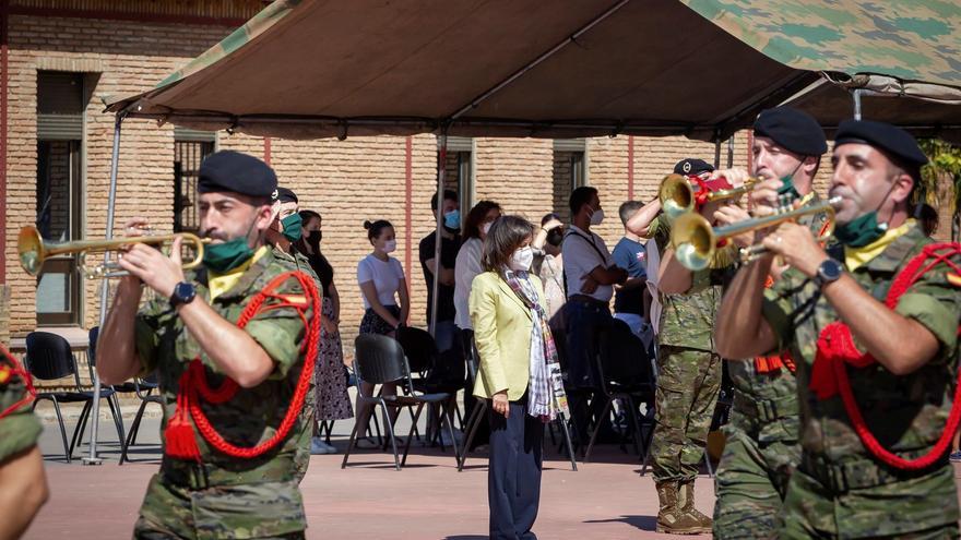 La ministra Robles visita a la brigada Extremadura XI