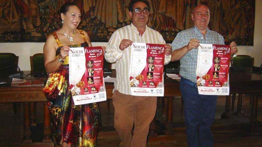Los organizadores del festival flamenco de San Agustín muestran el cartel del espectáculo.