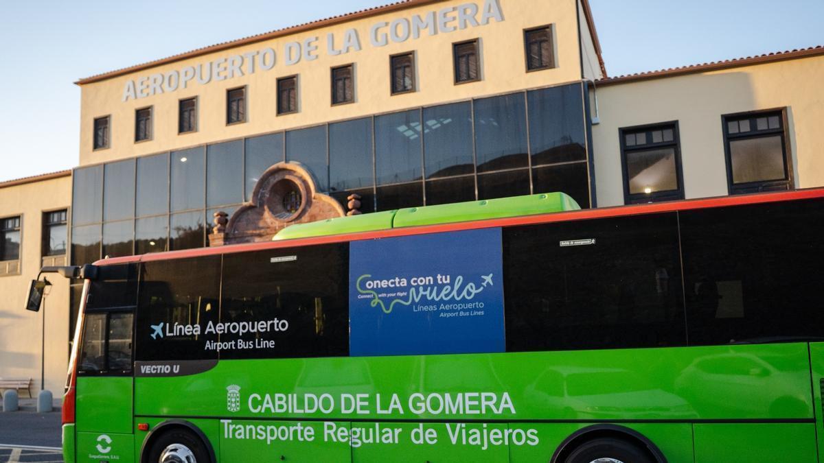 Nuevos elementos identificativos de una de las guaguas que conecta con el Aeropuerto.