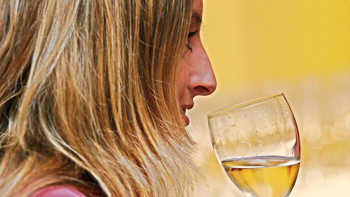 Una joven en una cata de vino blanco