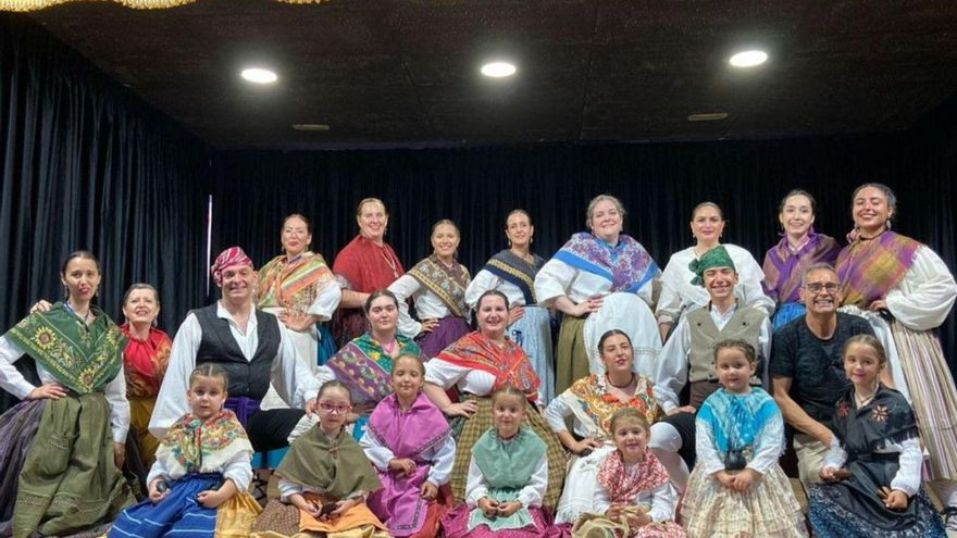 Las alumnas y profesores de baile y canto, Luis Enrique Langarita y Alberto Remiro. | SERVICIO ESPECIAL