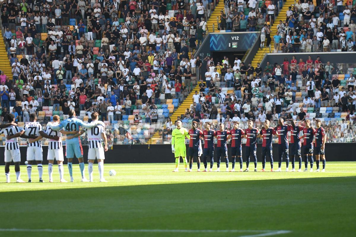 Minuto de silencio por Sandro Mazzola en el partido entre el Udinese Calcio y el Cagliari
