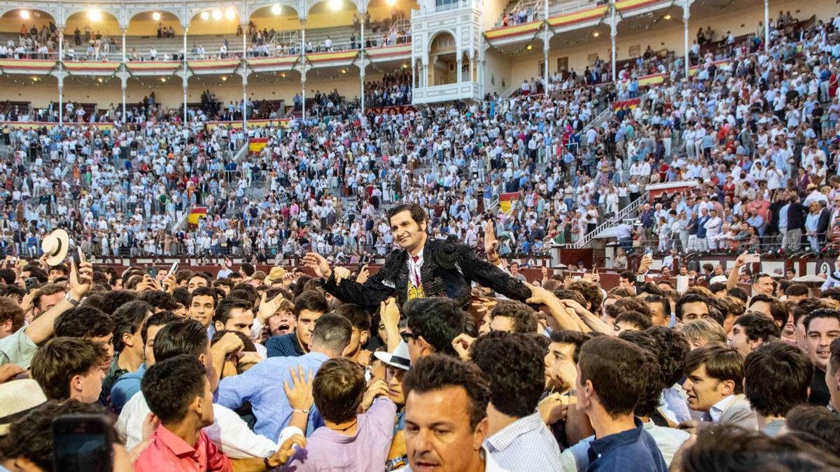 Morante de la Puebla es elevado en hombros por una muchedumbre eufórica en Las Ventas