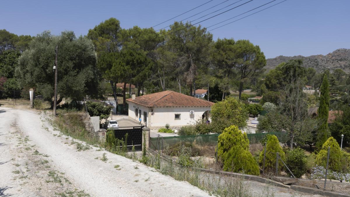 Los vecinos que viven cerca de un criadero de perros en Bixquert denuncian los malos olores y ladridos por la noche