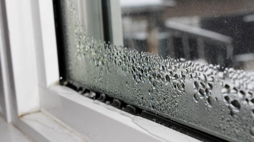 El truco de la cuchara en la ventana para acabar con la humedad en casa