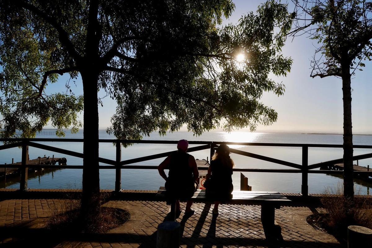 Una pareja contempla la puesta de sol en la más absoluta soledad