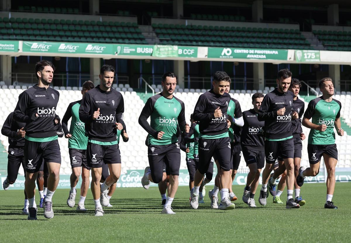 La plantilla del Córdoba CF realiza carrera continua este jueves en El Arcángel.