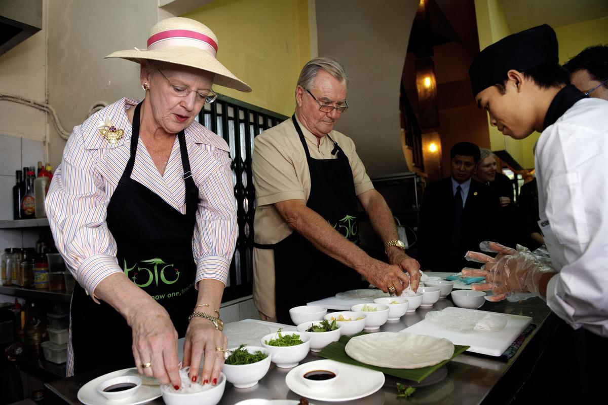Margarita de Dinamarca y su esposo, el príncipe consorte Henrik, aprendiendo a hacer rollitos de primavera viatnamitas, en una visita a Hanoi, en 2009.