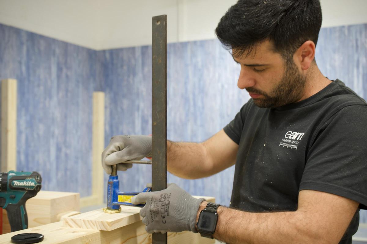 Juan, trabajando en el taller de Fuenlabrada