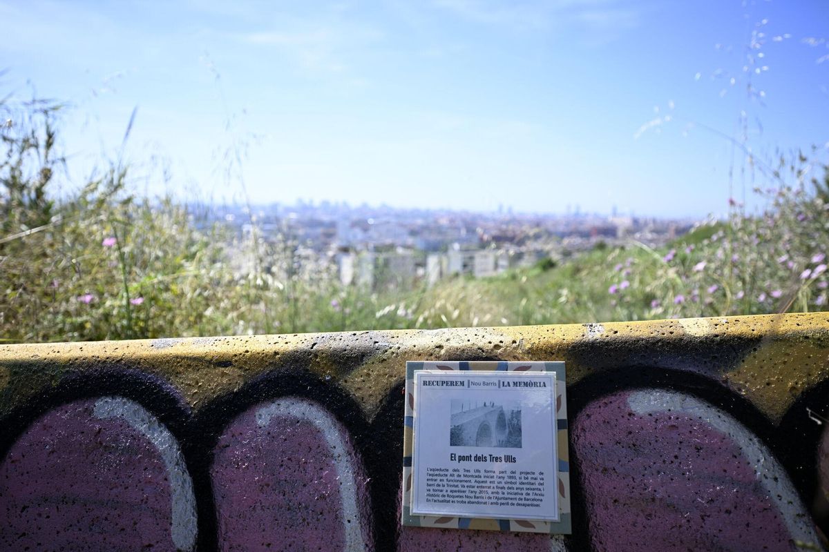 Barcelona. 29.05.2025. Barcellona. Historiadores de Nou Barris reclaman habilitar para visitas el túnel que conecta la Casa de l'Aigua con el Pont dels Tres Ulls y catalogar el edficio como Bien Histórico Fotografía de Jordi Cotrina