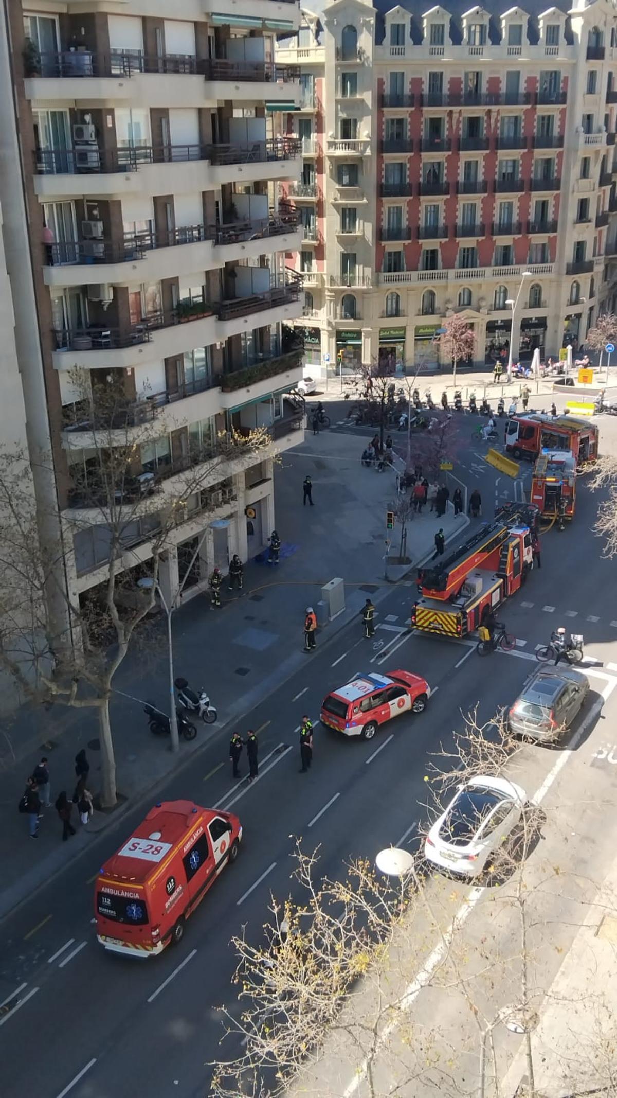 Vehículos de los Bomberos de Barcelona acuden a un incendio en la calle Urgell