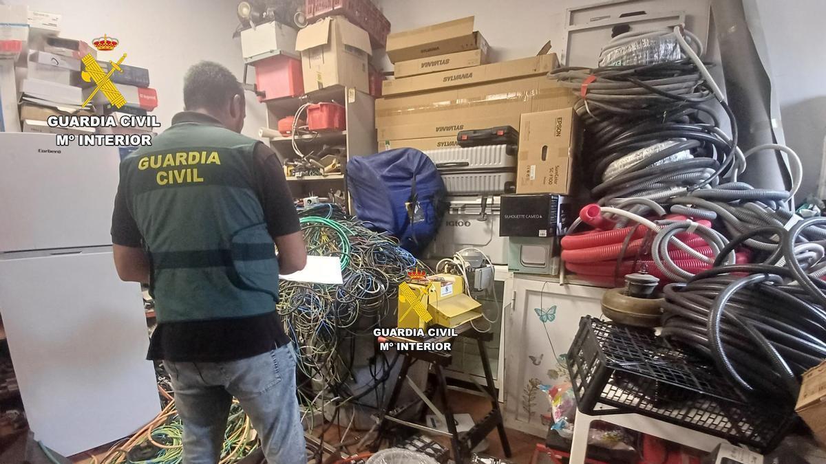 Un agente de la Guardia Civil examina el material sustraído.