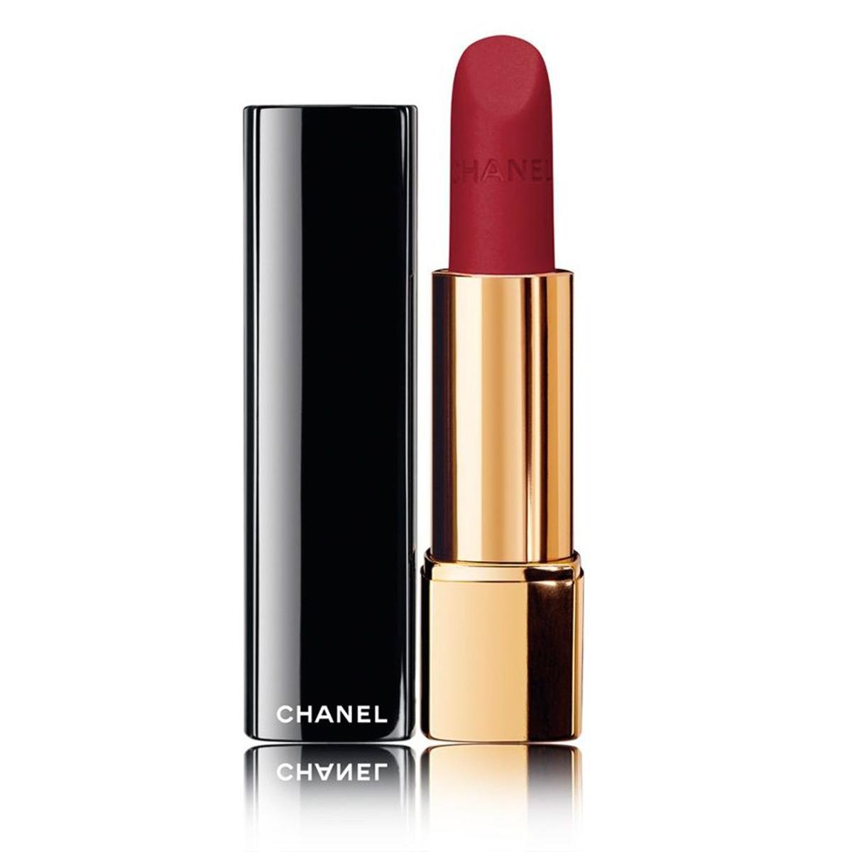 El look de Olivia Culpo: barra de labios granate de Chanel