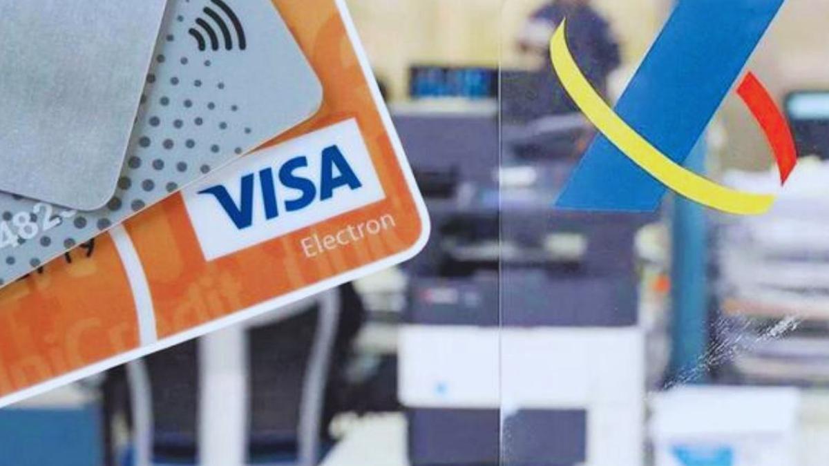 Se establece el seguimiento a los usuarios de tarjetas de crédito con gastos superiores a los 25.000 euros, a través de informes anuales proporcionados por los bancos