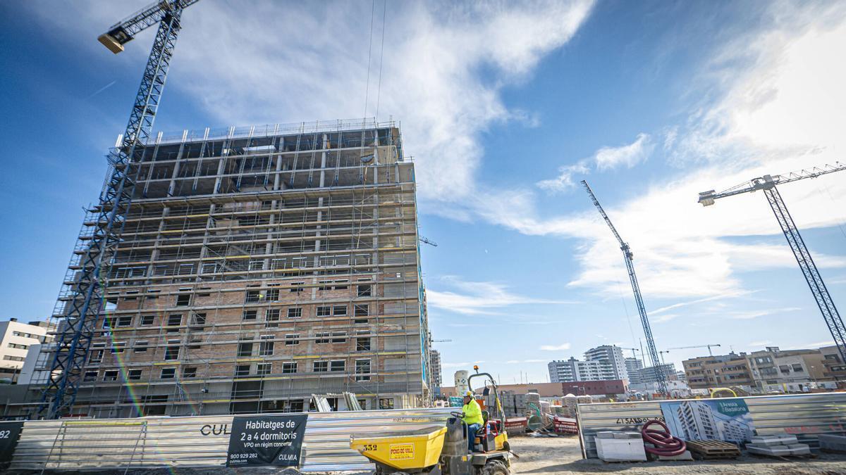 Pisos en construcción en Badalona, en una imagen de archivo de enero de 2024