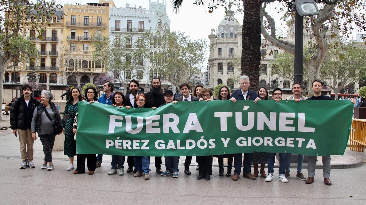 Concentración de la Plataforma Fuera Túnel en la plaza del Ayuntamiento apoyada por el PSPV