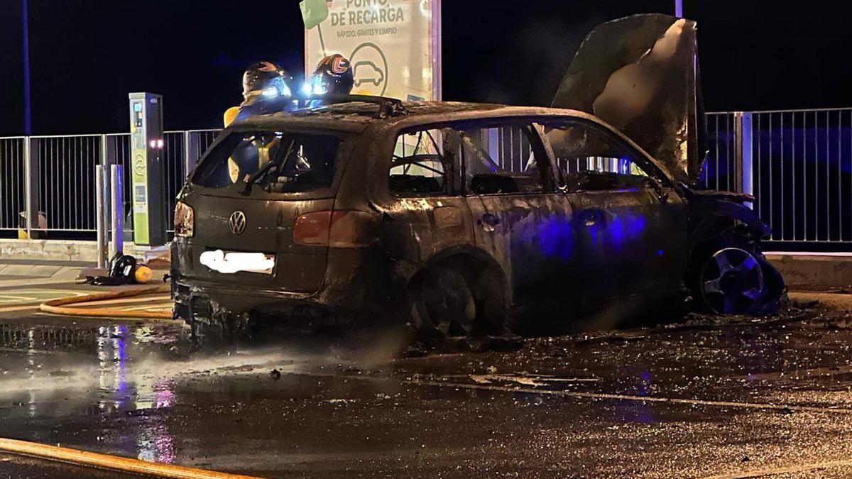 Arde un coche en el aparcamiento de un supermercado de Corralejo
