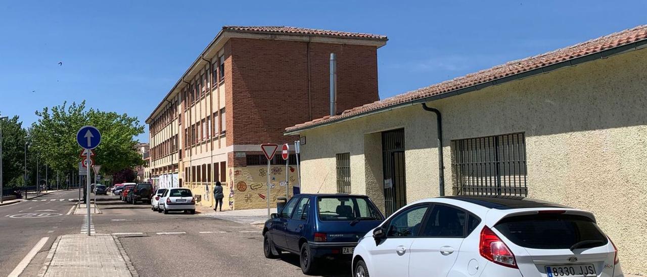 Viales en la avenida del Mengue que se convertirán en aceras para mayor seguridad escolar.