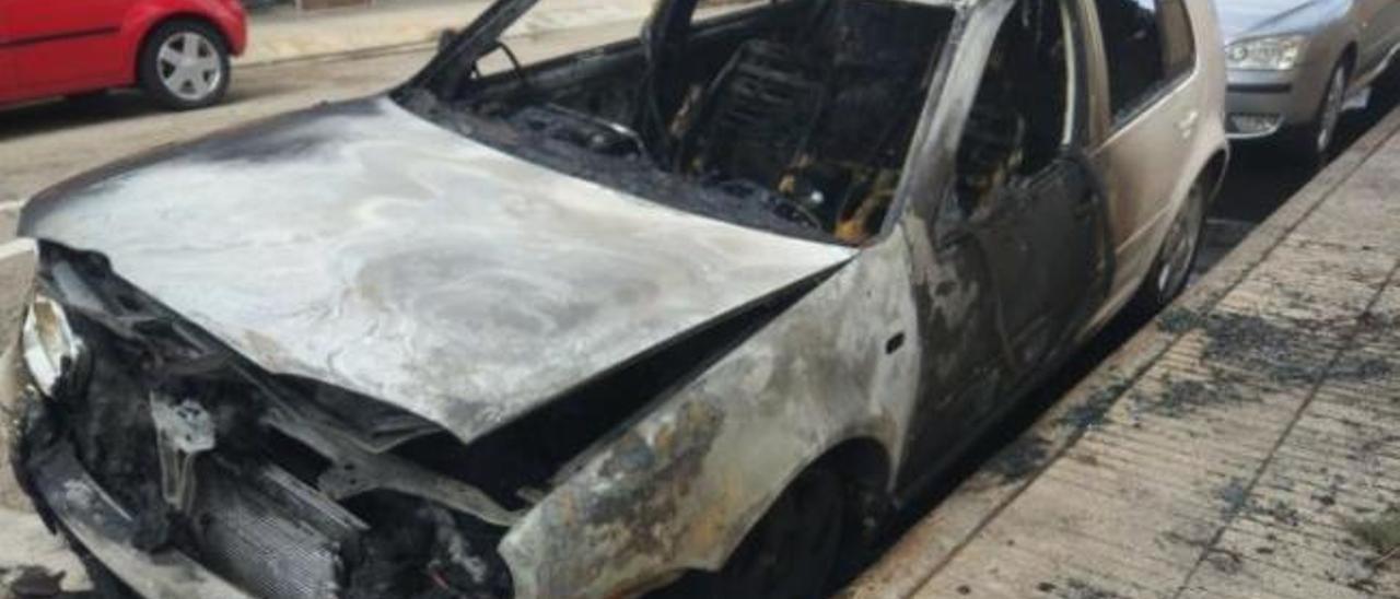 Quema el coche de su expareja en Alzira