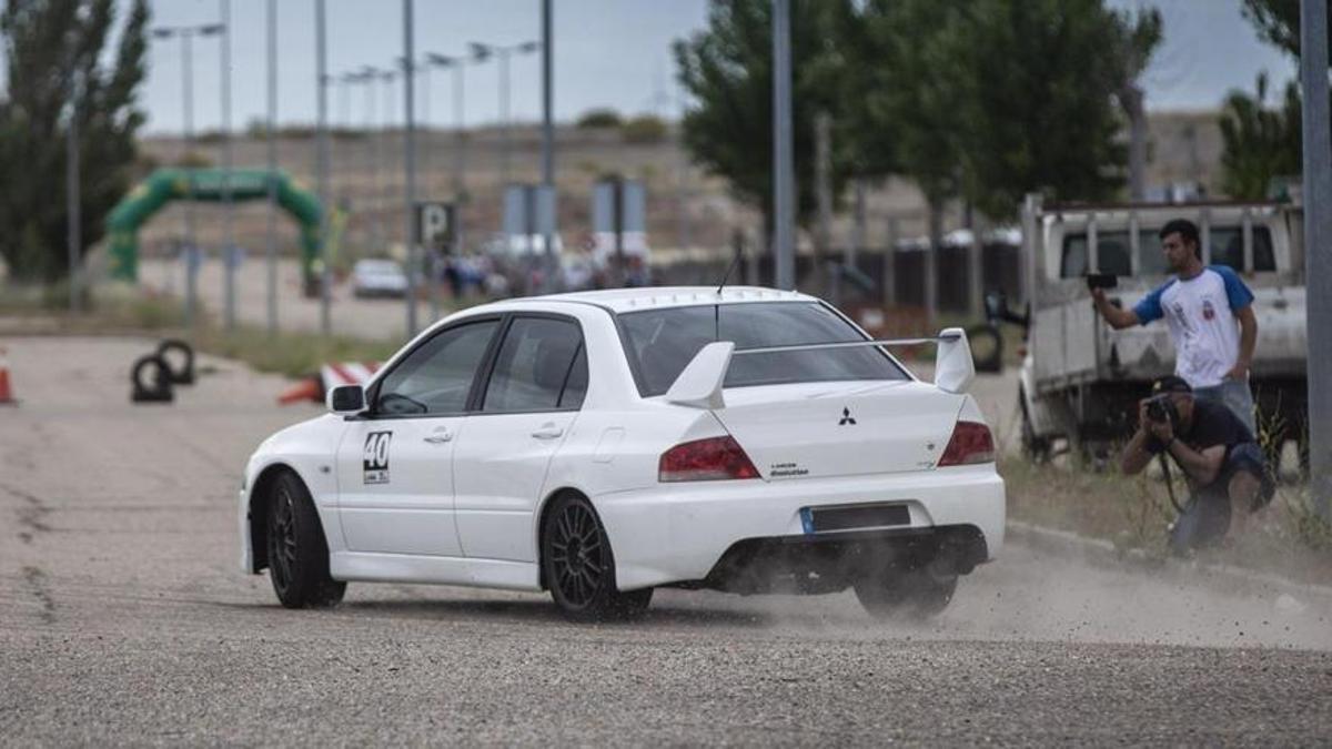 Una carrera ilegal de coches.