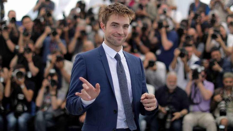 Robert Pattinson posa para los fotógrafos, ayer, en Cannes.