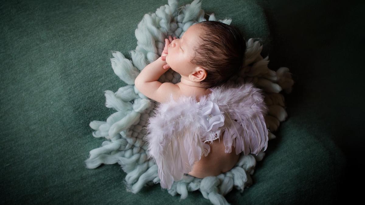 Un bebé recién nacido en una imagen de archivo