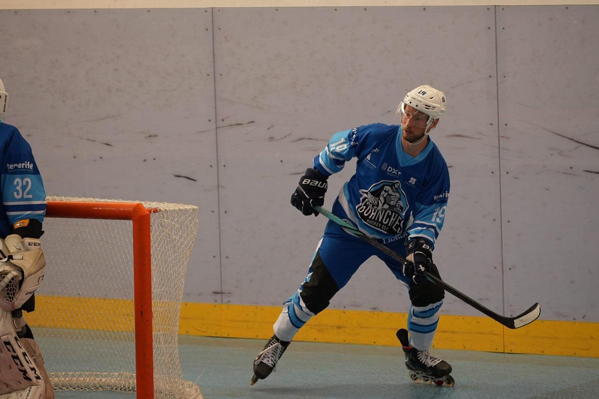 El delantero checo Petr Skoloud en un duelo con el Guanches de la presente campaña.