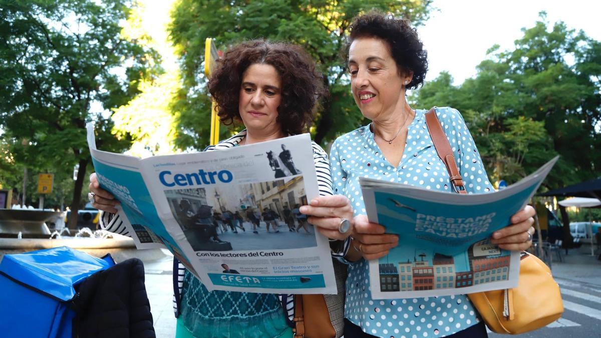 Dos lectoras, con un ejemplar del primer número de 'La Crónica del Centro'.