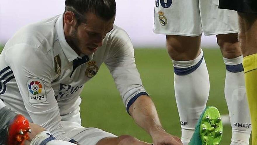 Bale se toca la pierna tendido sobre el césped tras lesionarse en abril.