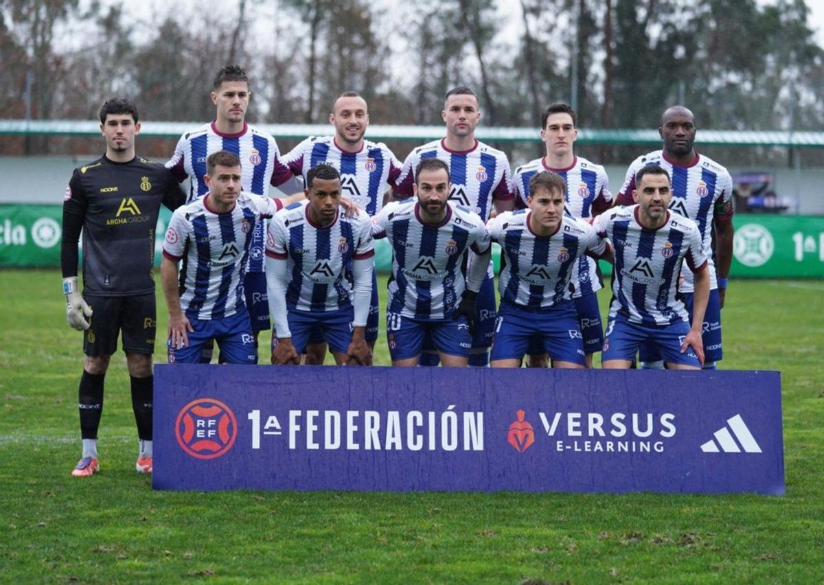 La plantilla del Avilés, este sábado, antes del encuentro ante el Arenteiro.