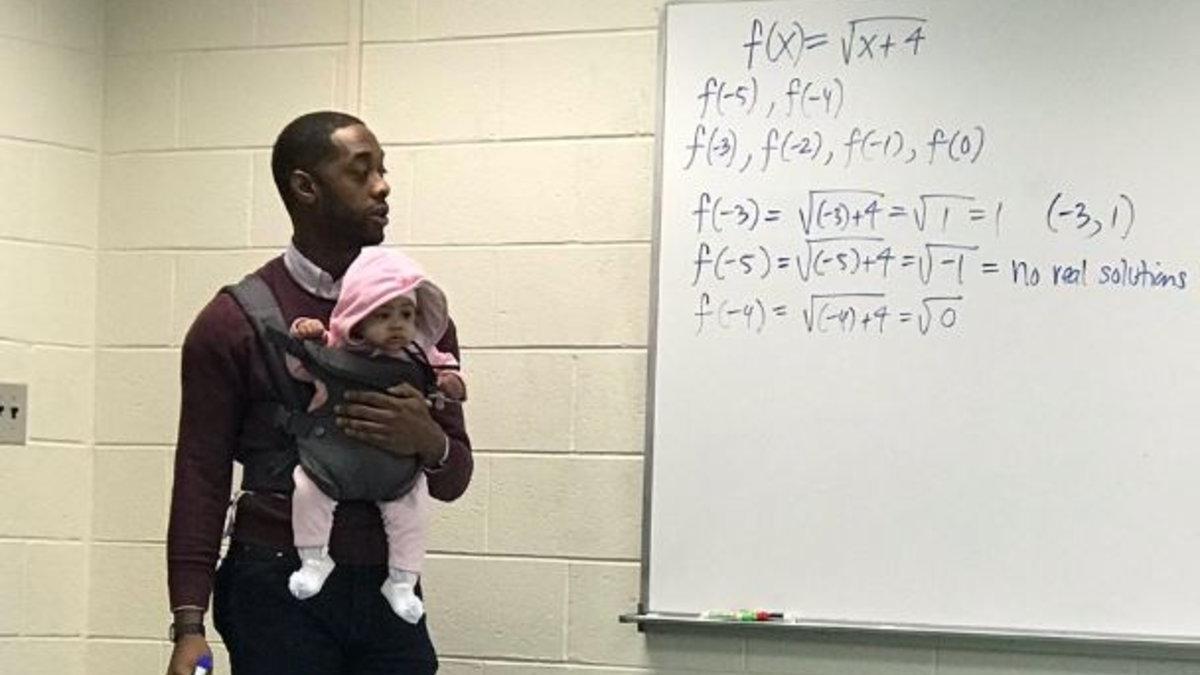 Un profesor carga con el bebé de una alumna