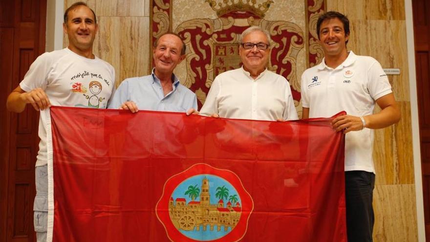 El Ayuntamiento entrega la bandera de Córdoba a dos nadadores del reto ‘Mójate por la vida’