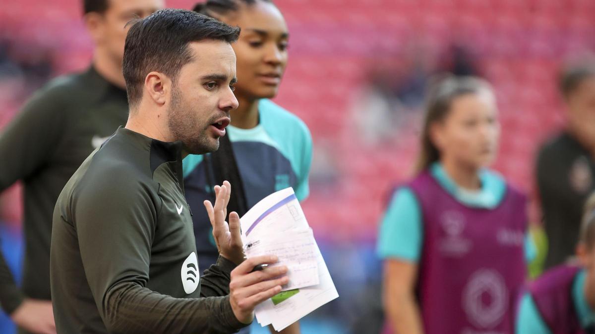 Jonatan Giráldez dirigiendo su último entrenamiento como míster del equipo culé